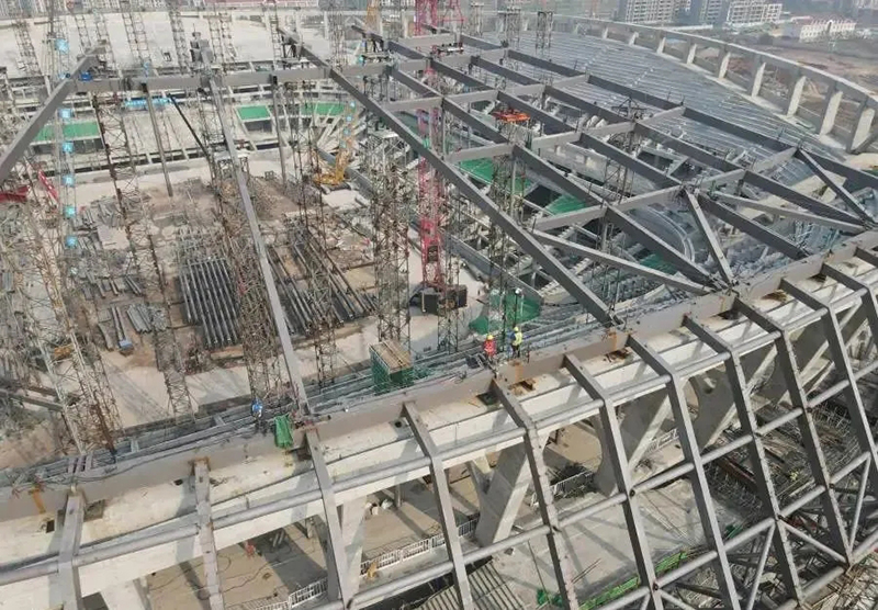 2023亚洲杯青春足球场外立面钢结构完成六成，“跃动海浪”初步展现