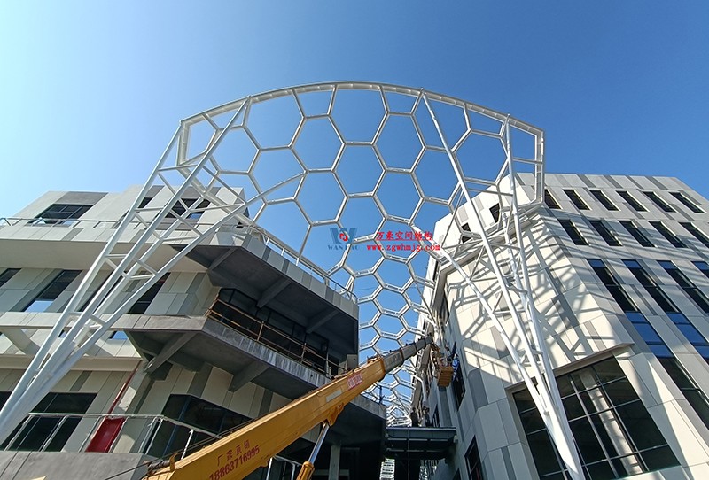 建筑艺术中钢结构的力学美感表达 建筑艺术中钢结构的力学美感表达